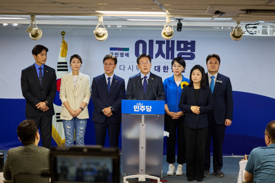 이재명 전 더불어민주당 대표가 10일 민주당 중앙당사에서 당 대표 출마를 선언한 뒤 기자들의 질문에 답하고 있다. 왼쪽부터 한준호 강선우 김민석 최고위원 후보, 이 전 대표, 전현희 김지호 최고위원 후보<이재명 당대표 후보 캠프 제공>